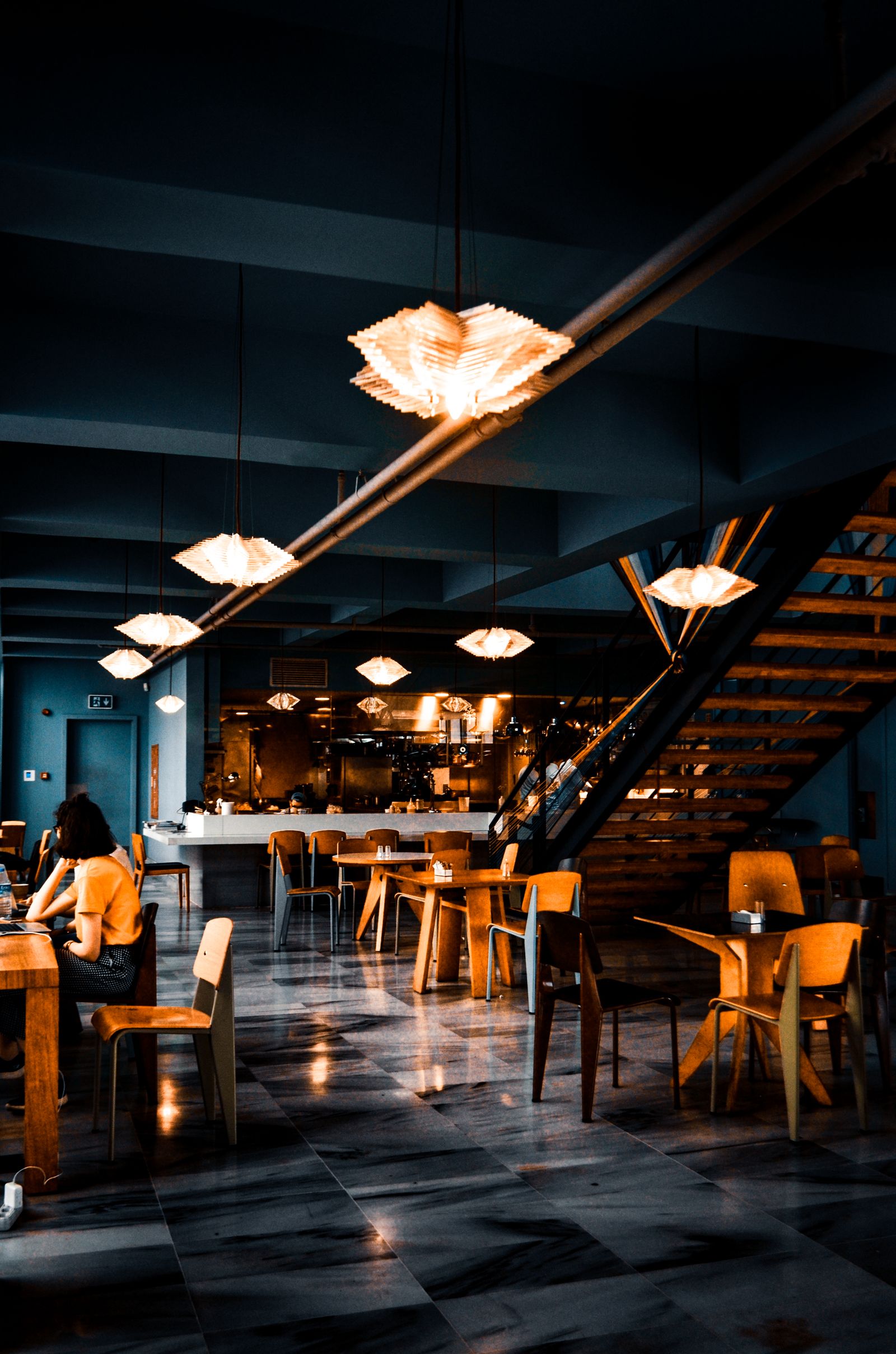 Salón de restaurante en la noche